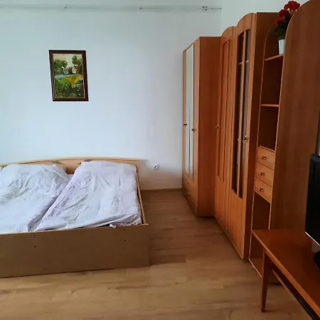 Linda Vendeghaz * Kovagoors